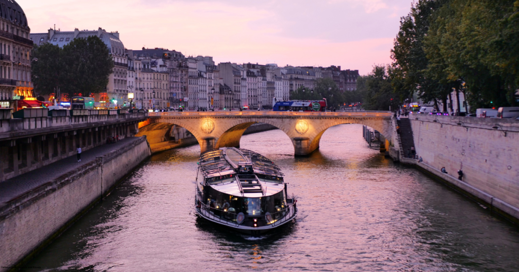 Famous Love Symbols and Rituals in Paris